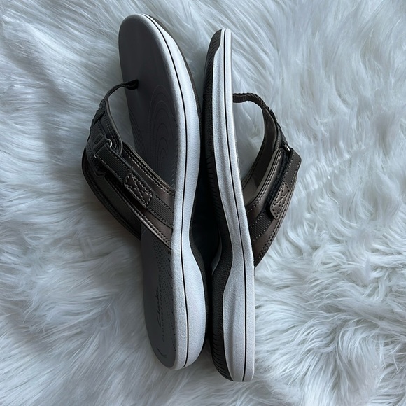 🆕 Clarks Women’s Sandals Cloudsteppers Breeze Sea Flip Flop Pewter Color Size 10 - Picture 8 of 8